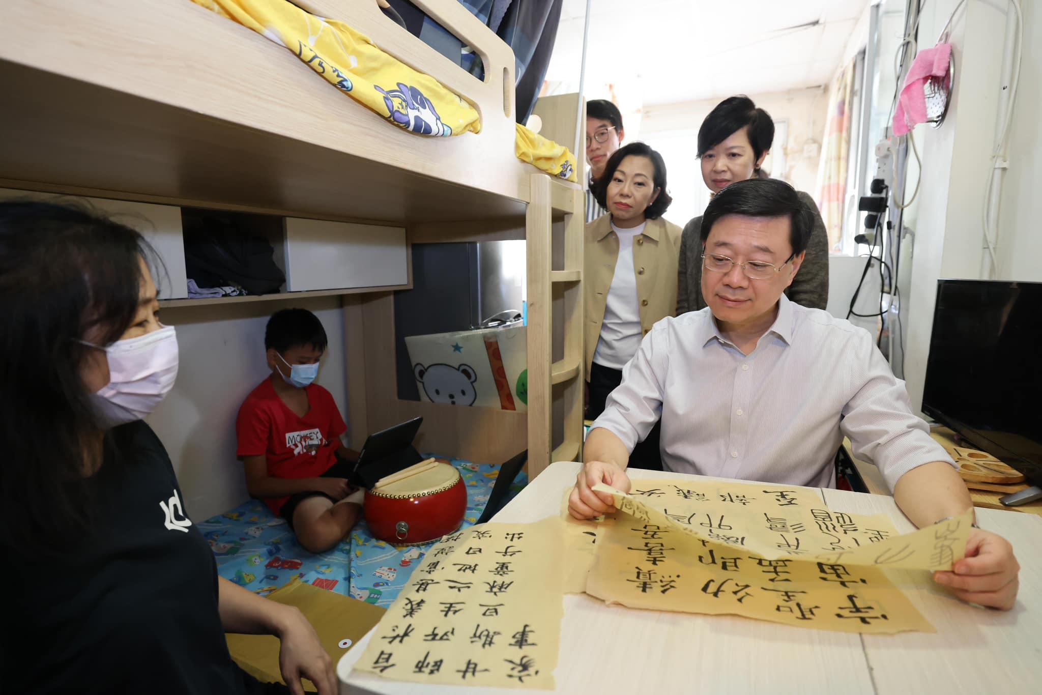 施政報告2023|李家超落區家訪元朗基層家庭 表示簡約公屋改善居住環境 (@fb李家超 John KC Lee)