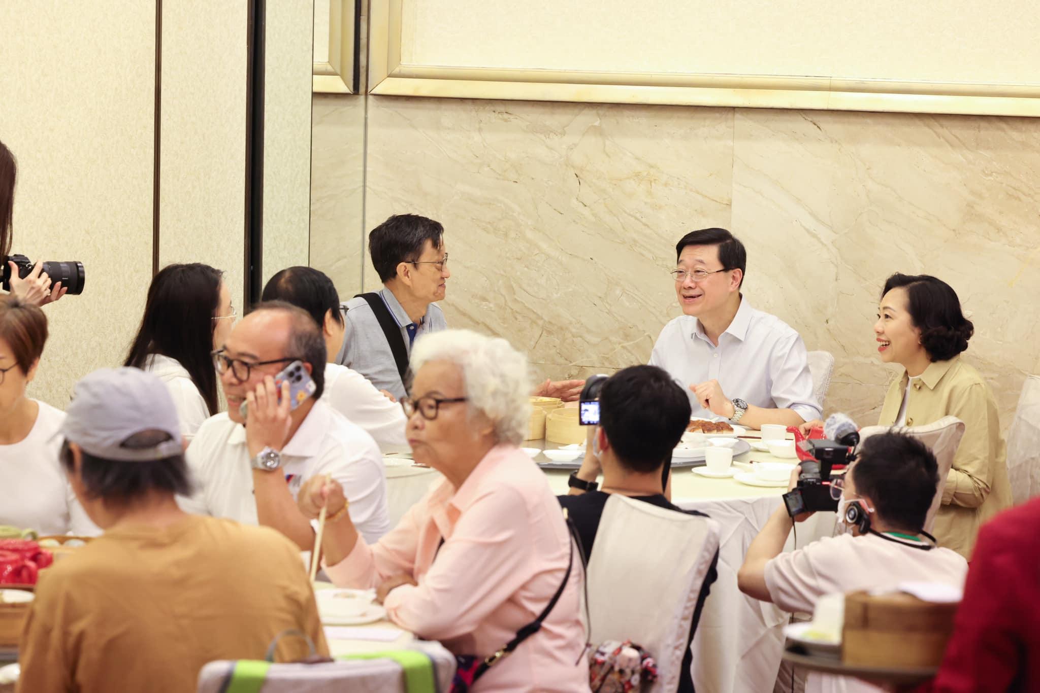 施政報告2023|李家超元朗新街視察衞生黑點 指衞生及阻街問題得到妥善解決 (@fb 李家超 John KC Lee)