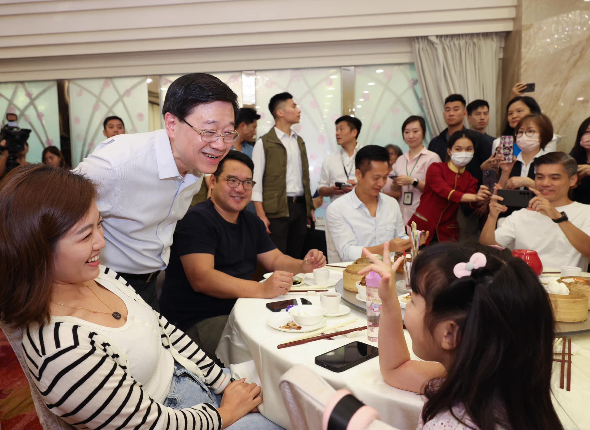 施政報告2023|李家超元朗新街視察衞生黑點 指衞生及阻街問題得到妥善解決 (@fb 李家超 John KC Lee)