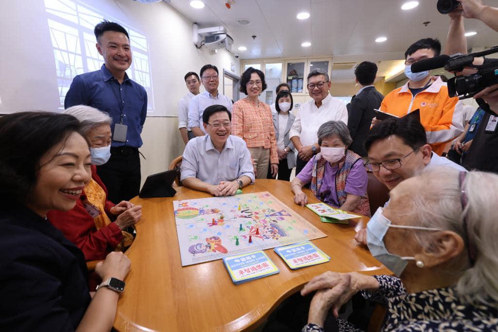 施政報告2023|李家超落區家訪荃灣福來邨住戶 指「心」入社區聆聽聲音(李家超fb)