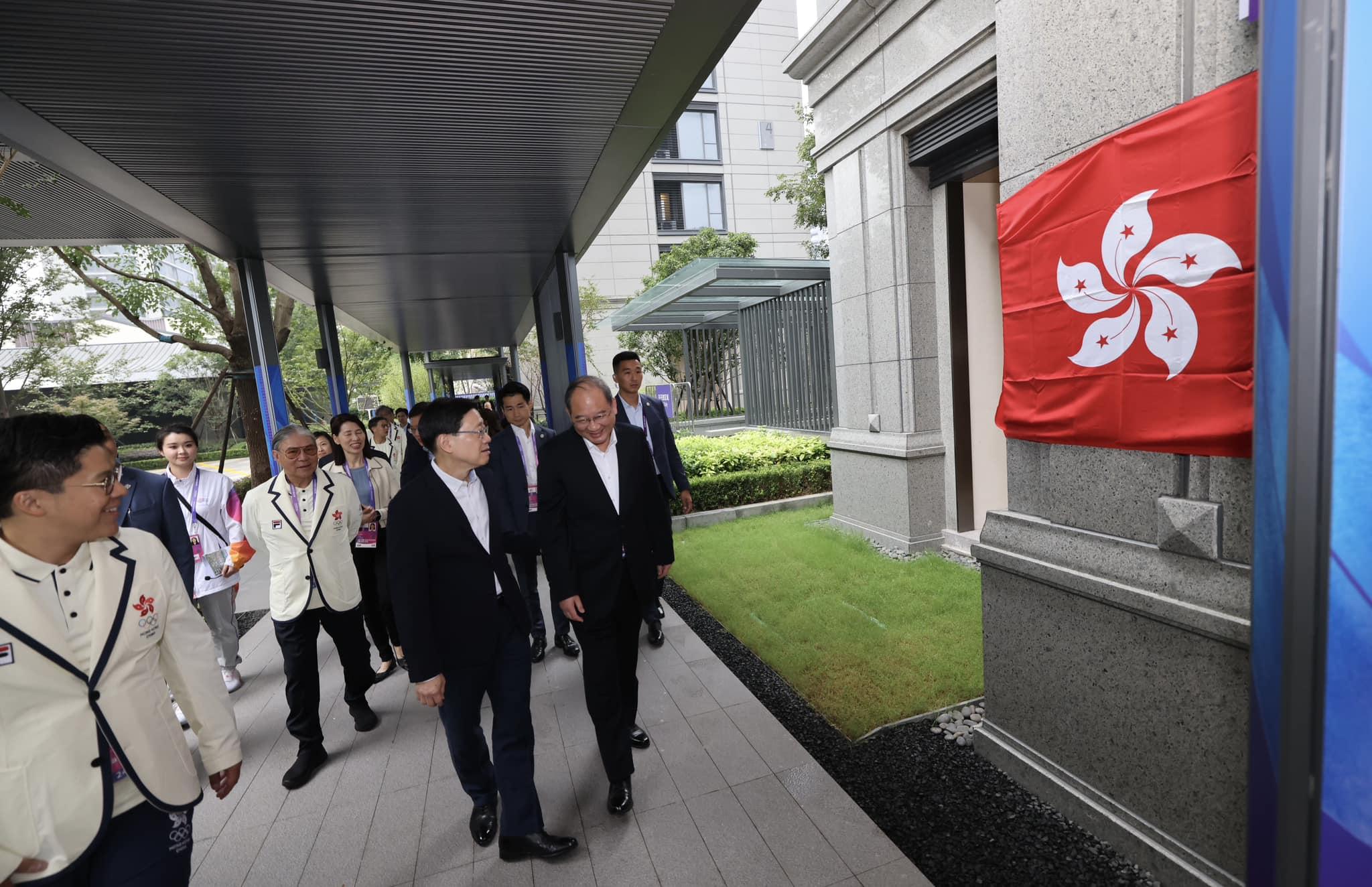 李家超到選手村為運動員打氣