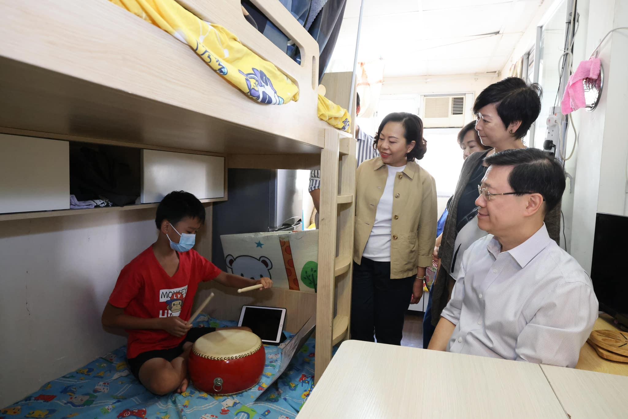施政報告2023|李家超落區家訪元朗基層家庭 表示簡約公屋改善居住環境 (@fb李家超 John KC Lee)