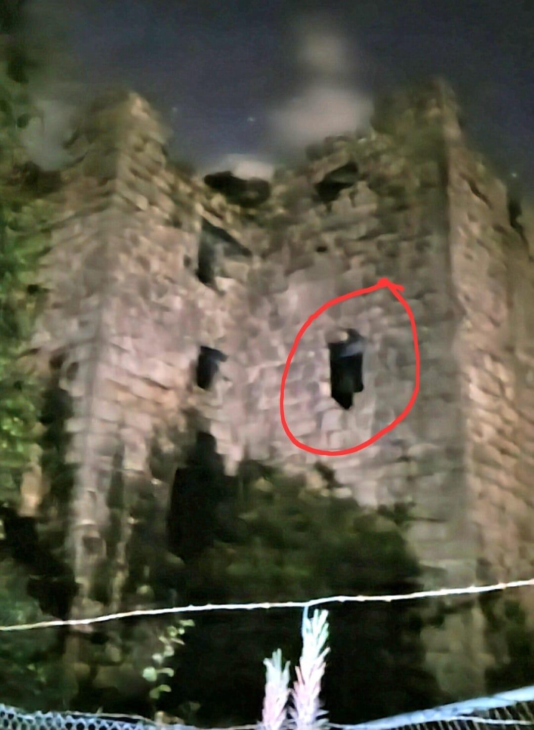 鬼屋|蘇格蘭百年古堡Almond Castle疑拍到白衣女子在窗邊。(網上圖片)