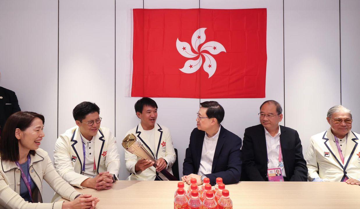 李家超到選手村為運動員打氣