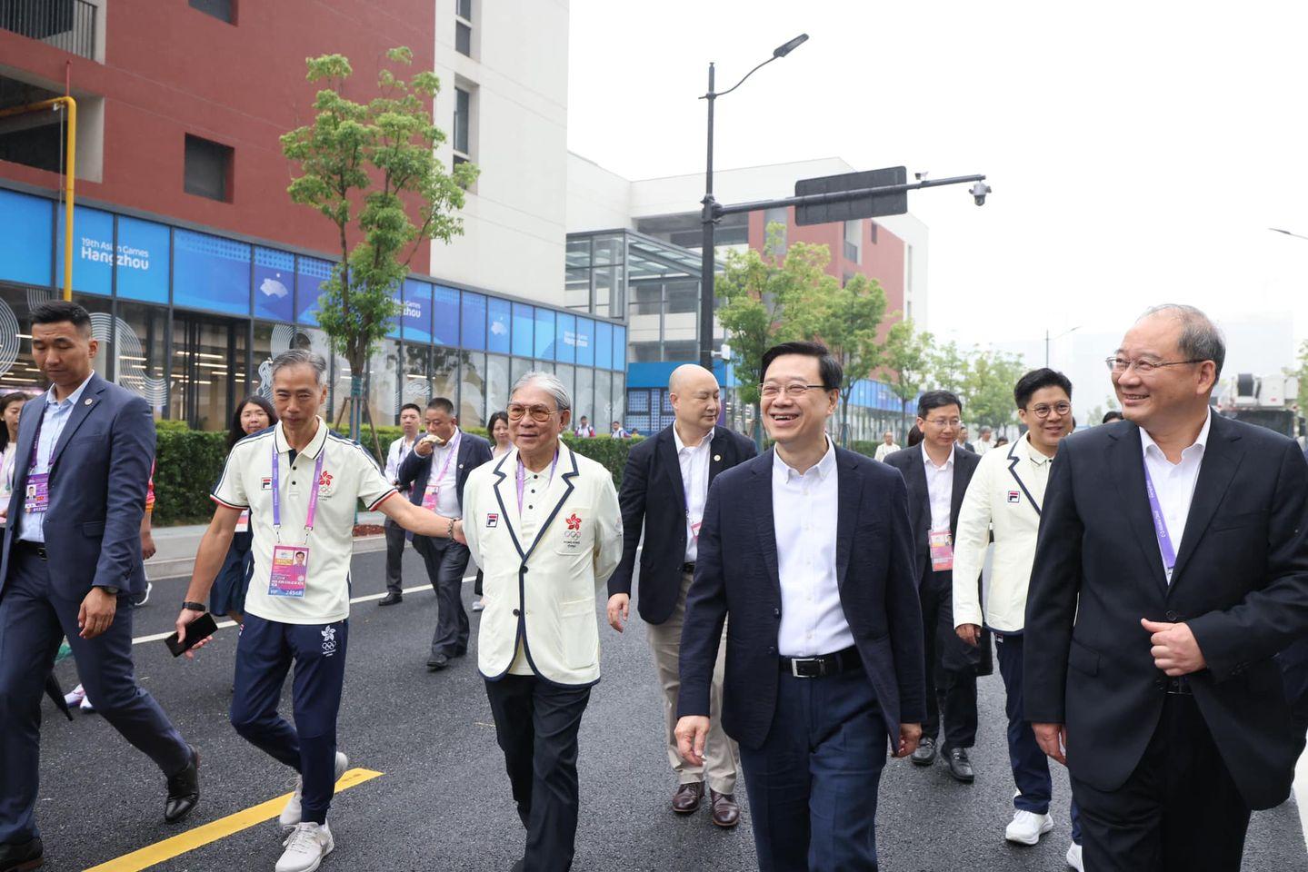 李家超到選手村為運動員打氣