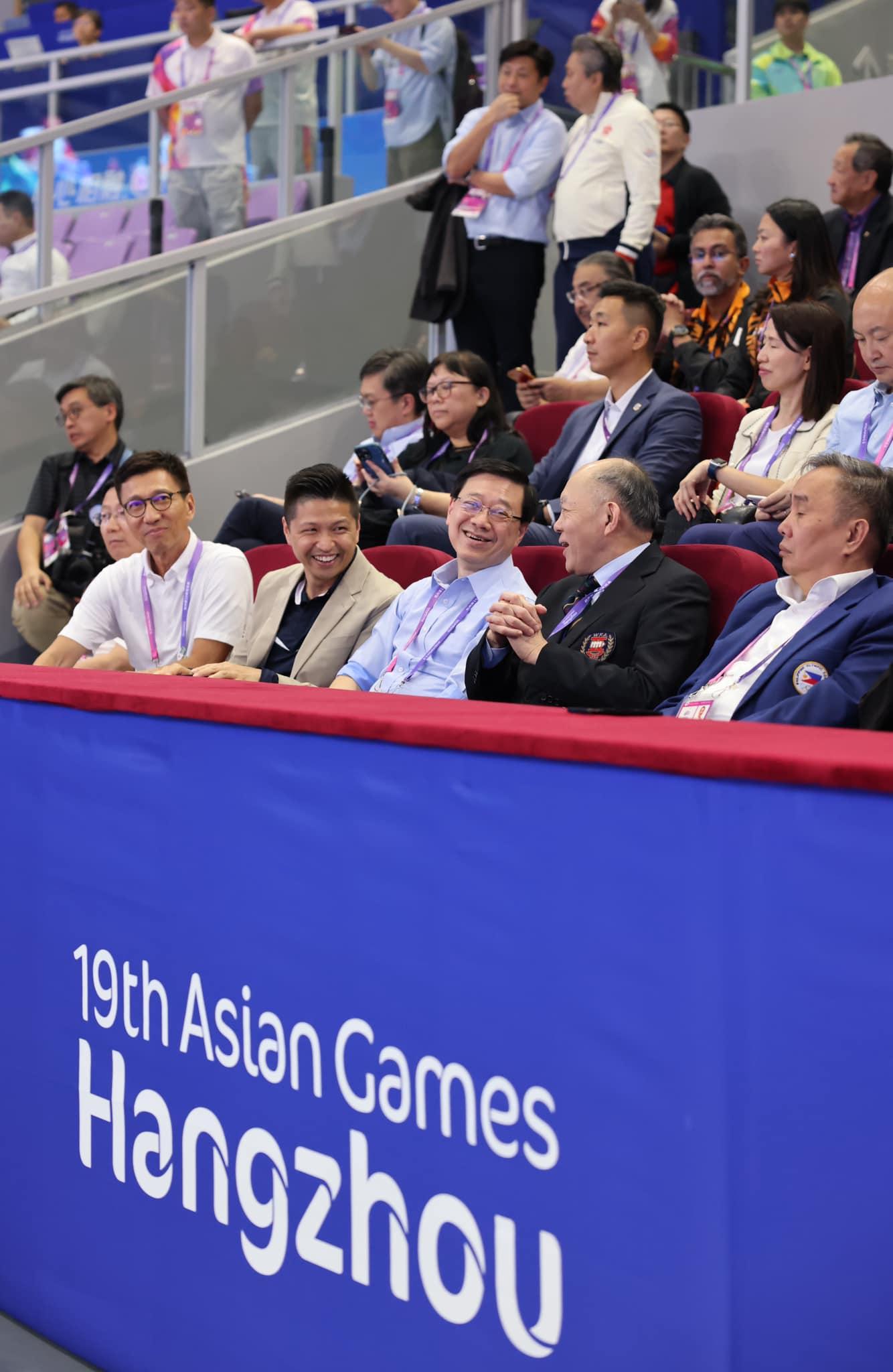 李家超為運動員打氣。(李家超FB)