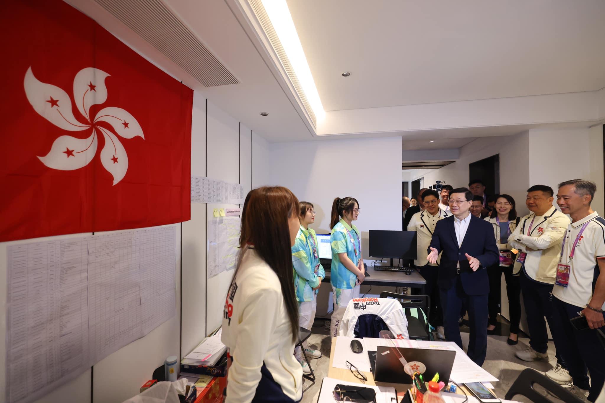 李家超到選手村為運動員打氣