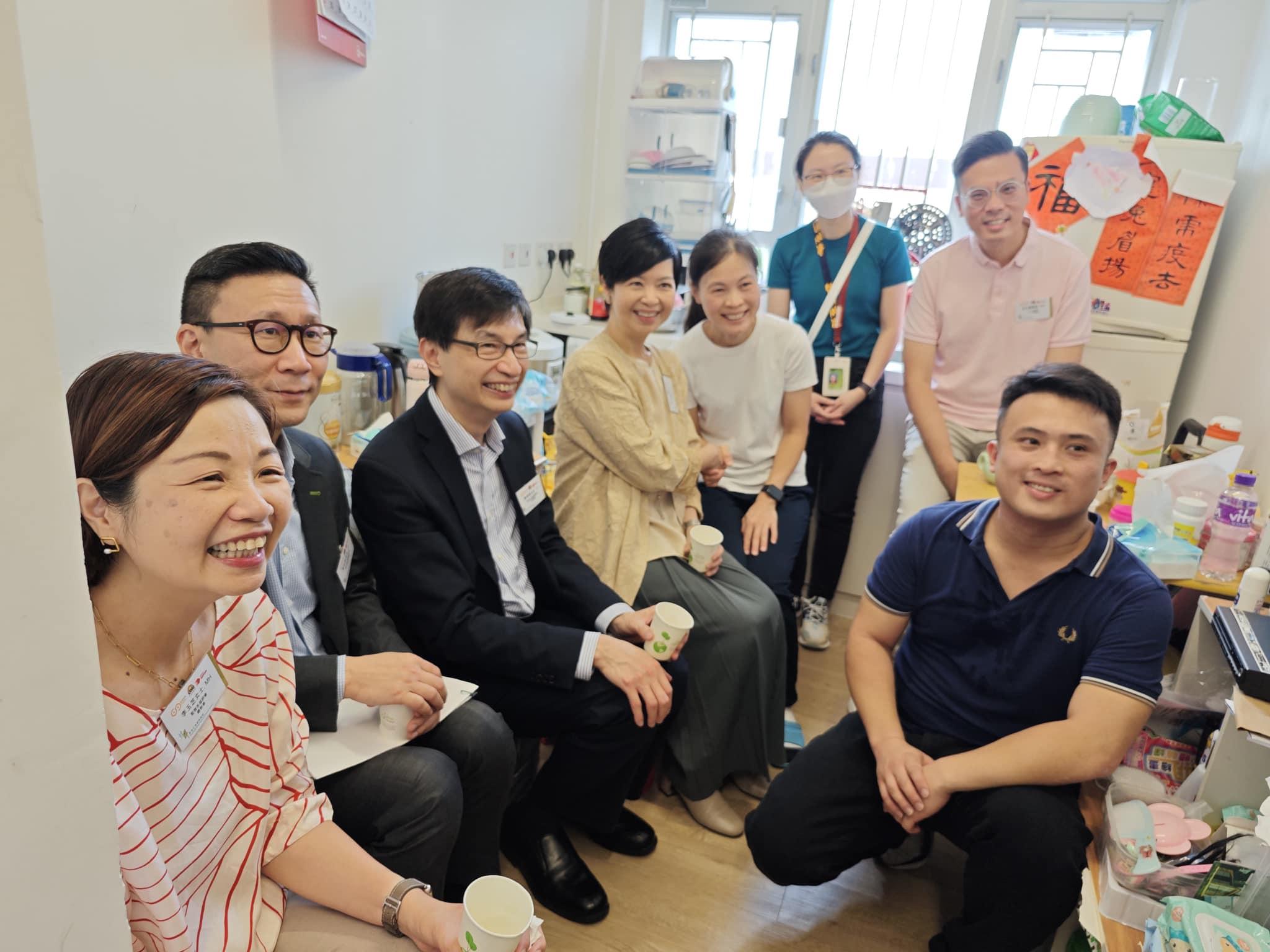 何永賢探訪居民。(何永賢FB)