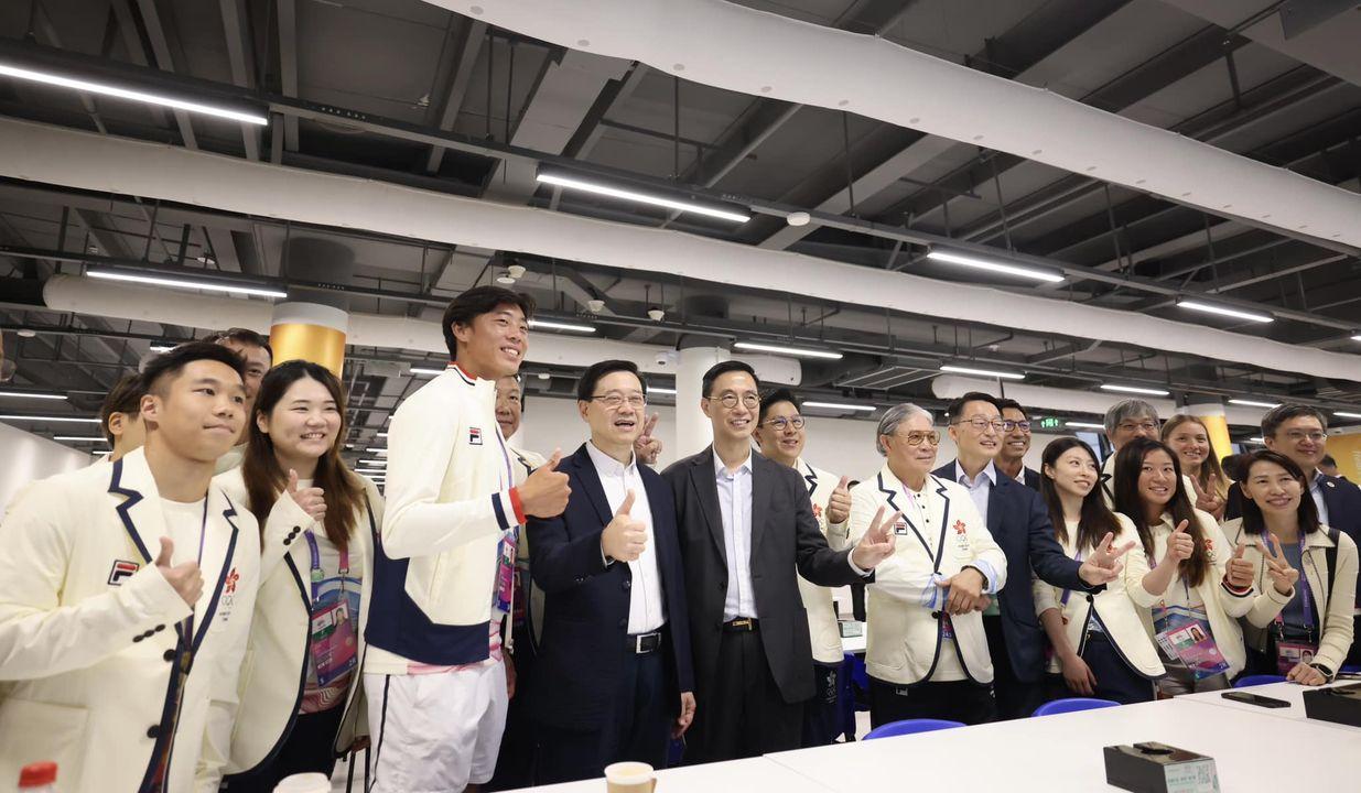 李家超到選手村為運動員打氣