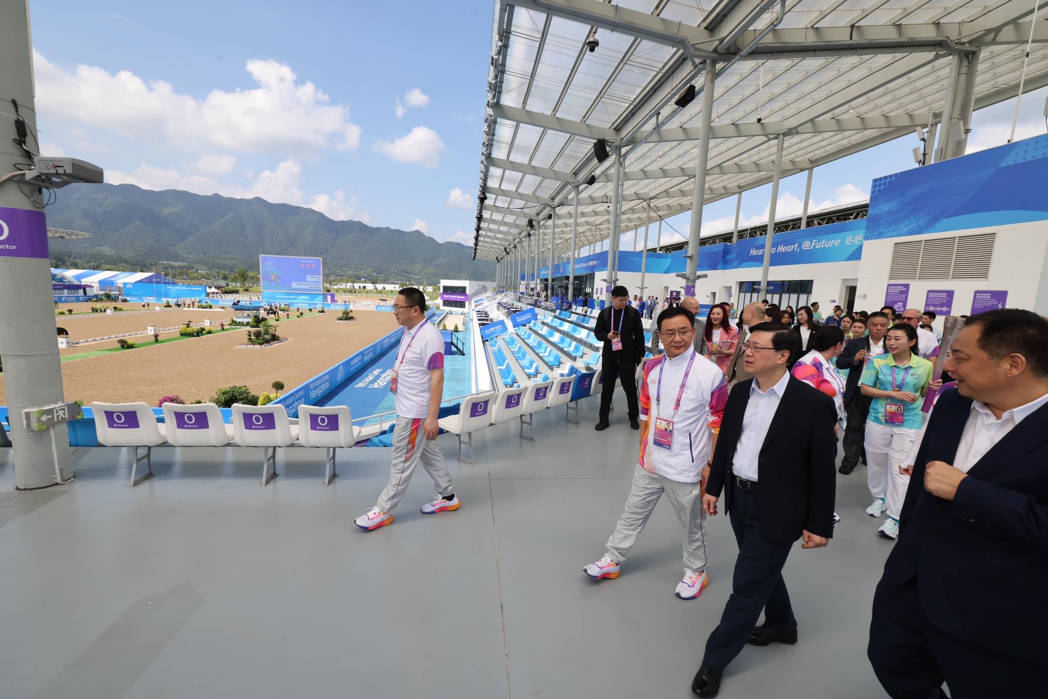 杭州亞運|李家超參觀桐廬馬術中心 指香港是參與者亦是貢獻者