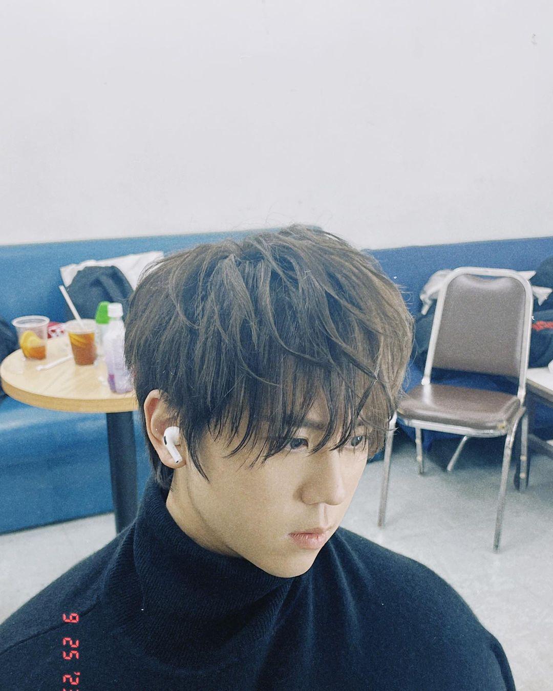 姜濤修剪了頭髮,在IG貼多角度靚仔相。