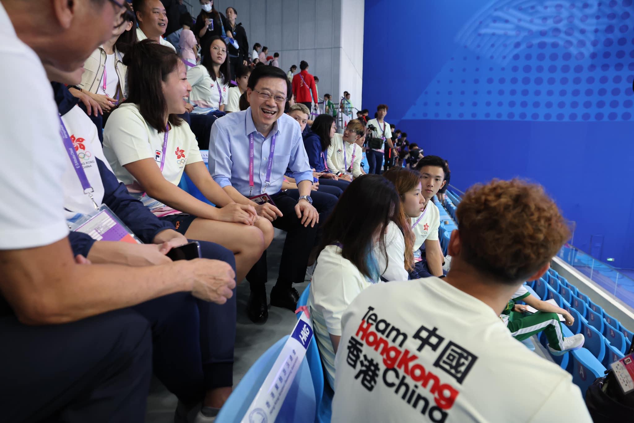 李家超為運動員打氣。(李家超FB)