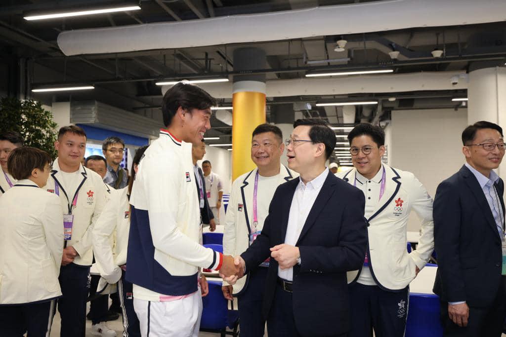 李家超到選手村為運動員打氣