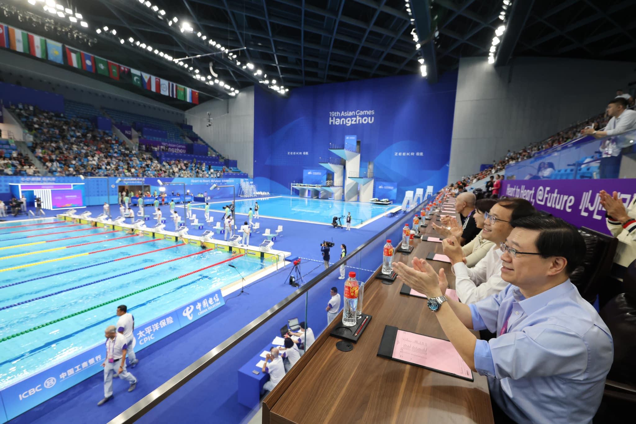 李家超為運動員打氣。(李家超FB)