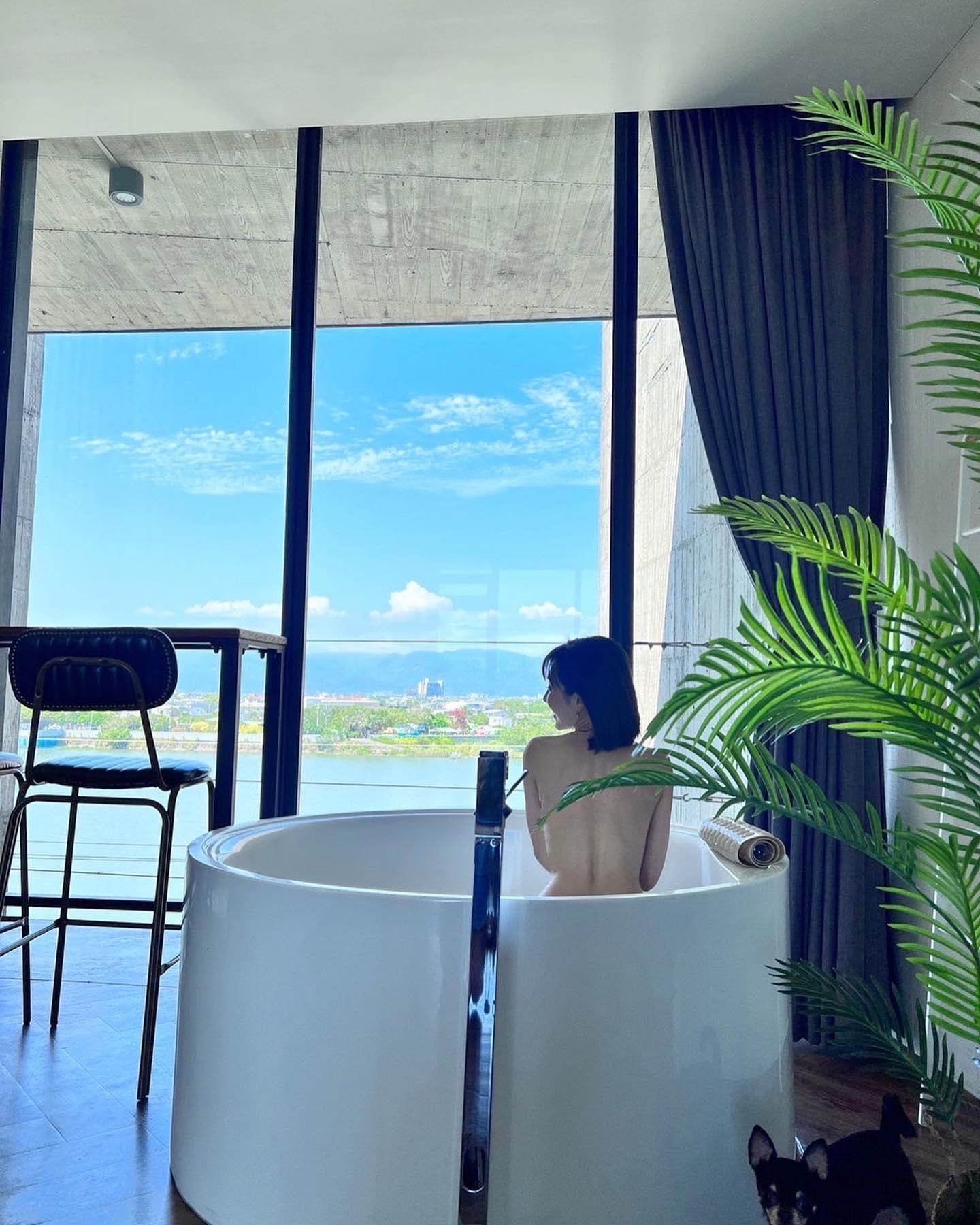 羅巧倫、林韋君鴛鴦浴靚背示人 網民大讚八點檔女神「S曲線」。(羅巧倫IG)