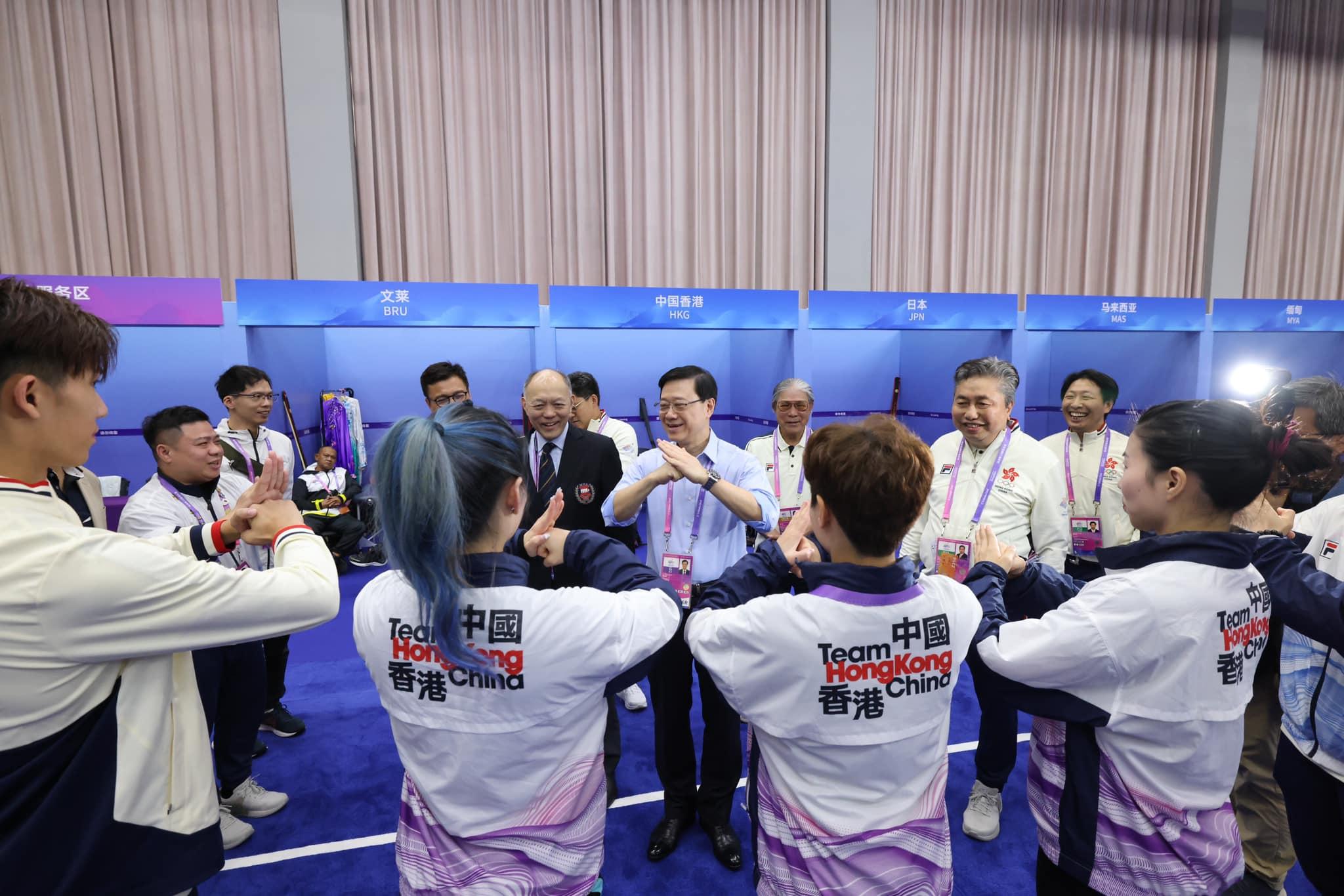 李家超為運動員打氣。(李家超FB)