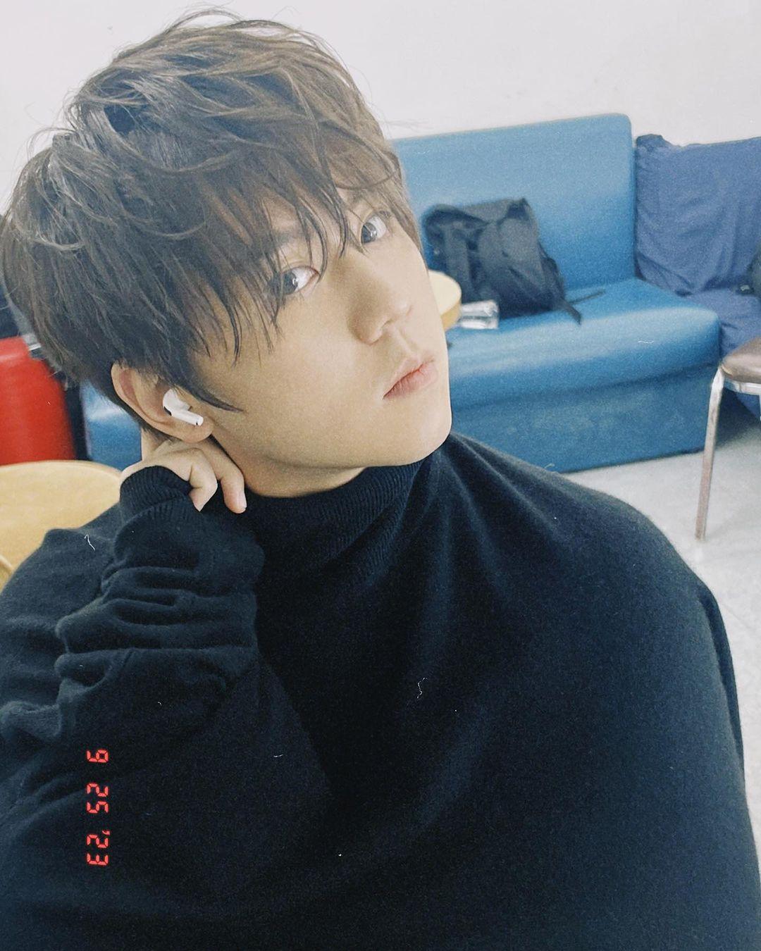 姜濤修剪了頭髮,在IG貼多角度靚仔相。