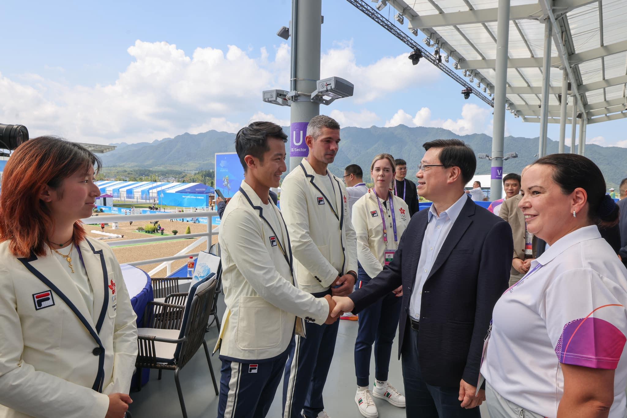 杭州亞運|李家超參觀桐廬馬術中心 指香港是參與者亦是貢獻者