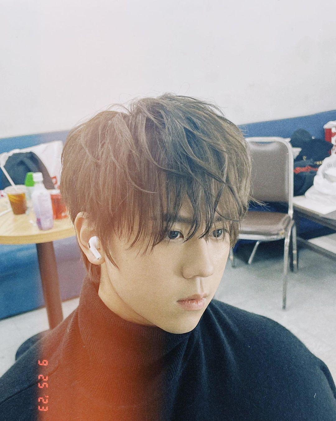 姜濤修剪了頭髮,在IG貼多角度靚仔相。