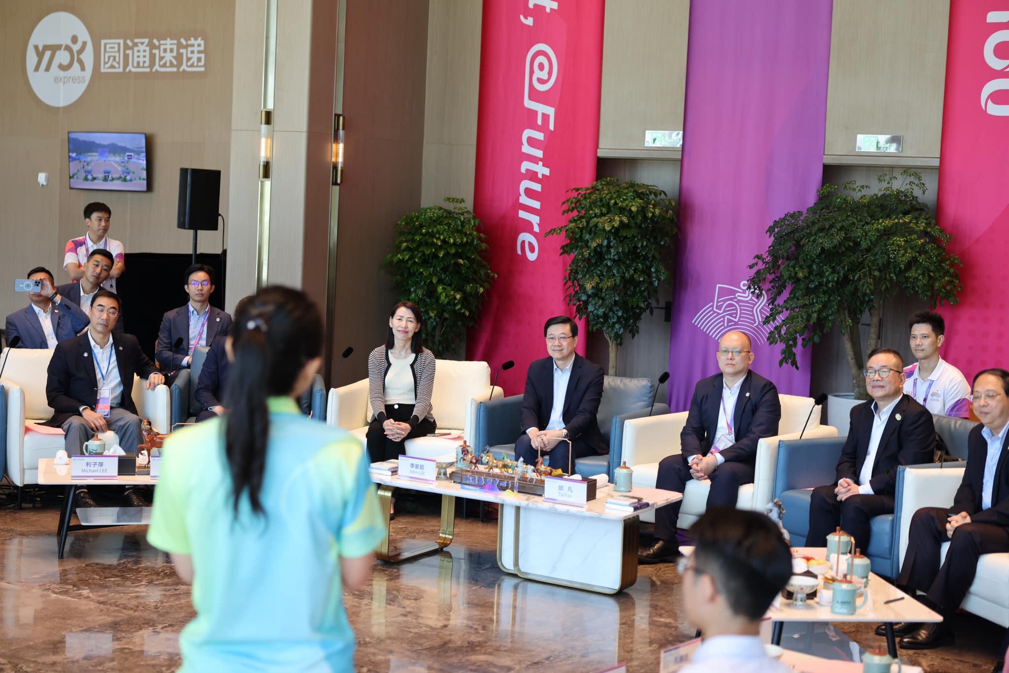 杭州亞運|李家超參觀桐廬馬術中心 指香港是參與者亦是貢獻者