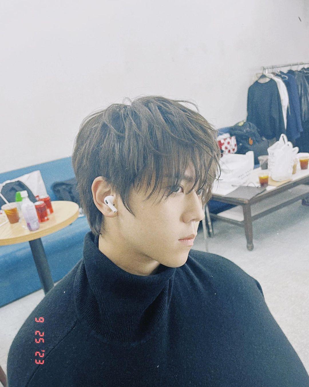 姜濤額前瀏海稍微剪短,頭髮亦明顯「偷薄」了。