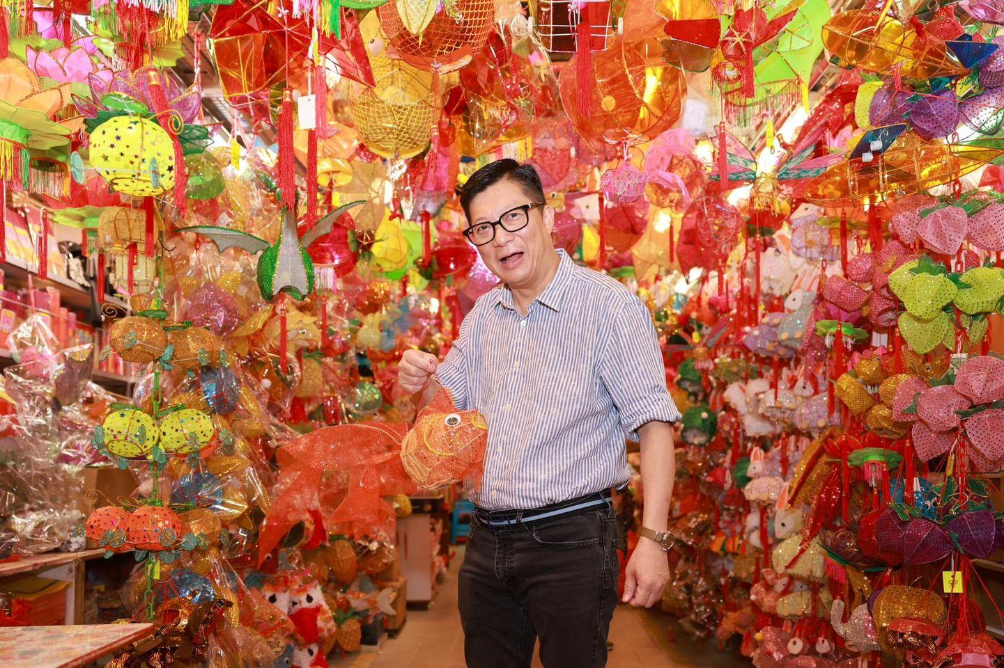 鄧炳強燈籠街攬狗打卡