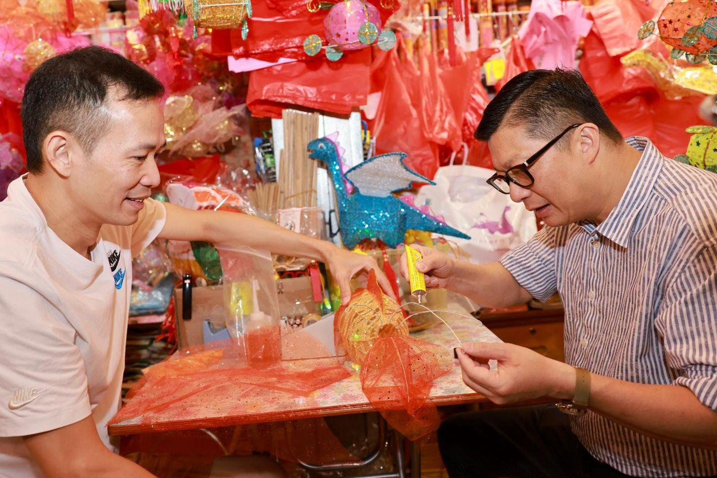 鄧炳強燈籠街攬狗打卡