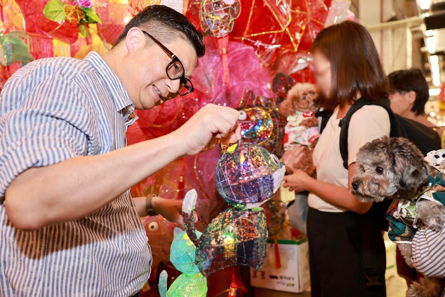 鄧炳強燈籠街攬狗打卡