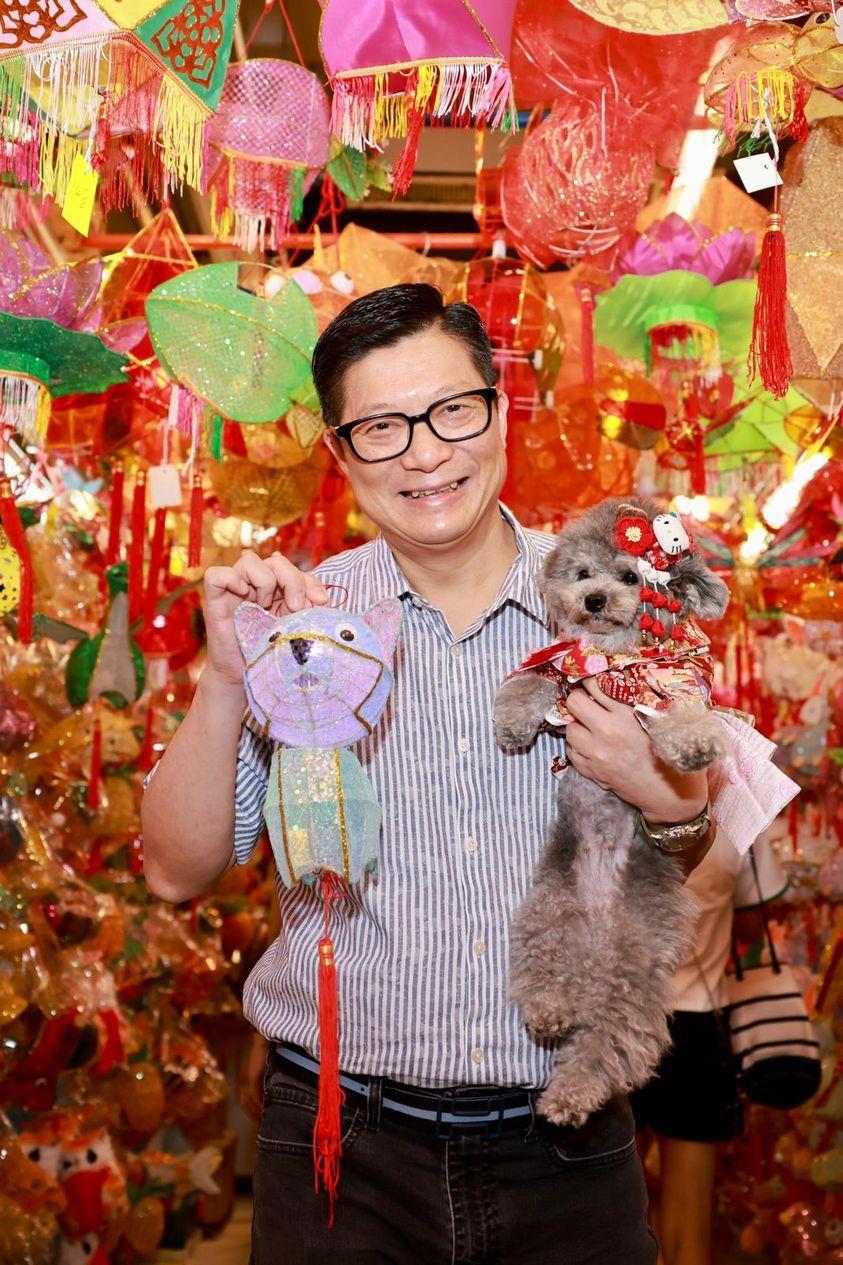 鄧炳強燈籠街攬狗打卡