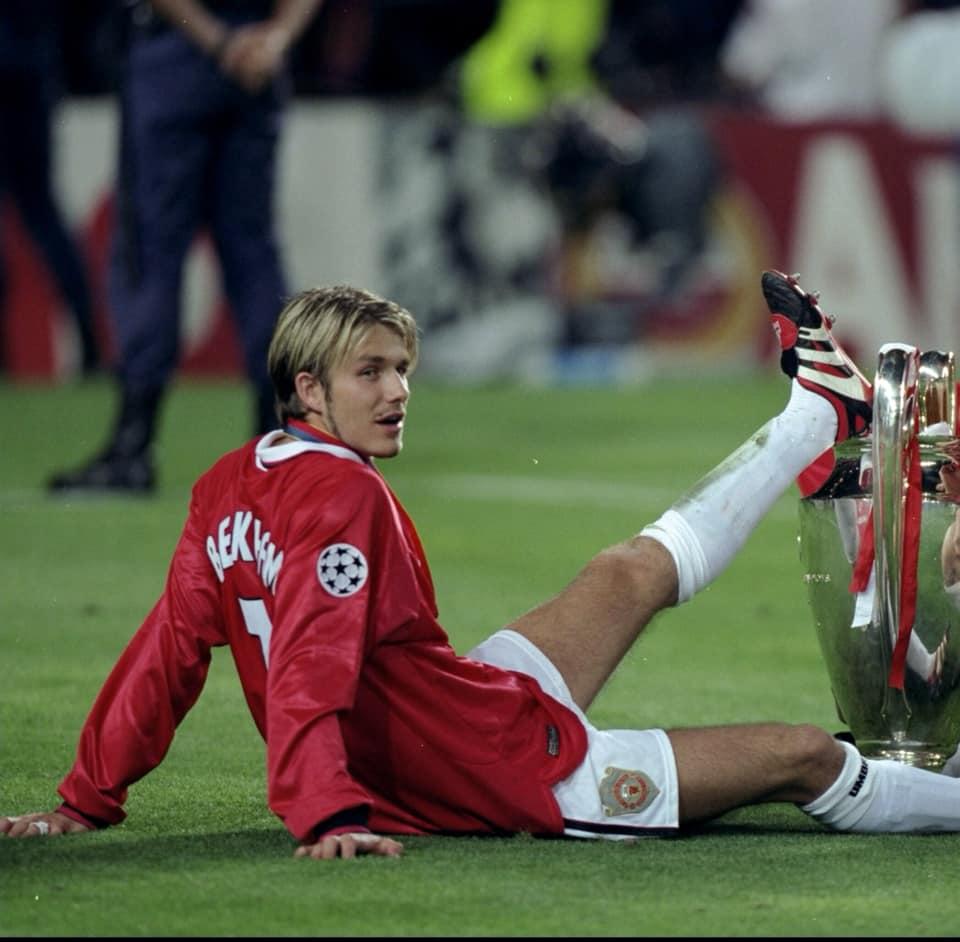 前曼聯球星碧咸(David Beckham )與歐聯冠軍合照。(碧咸FACEBOOK)