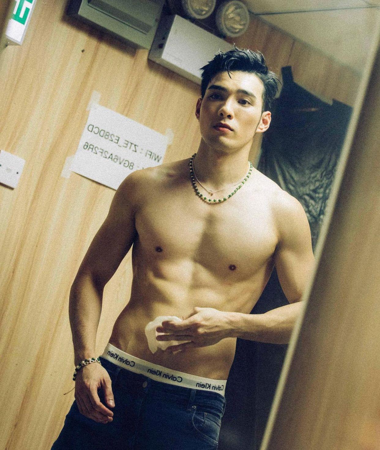 黃偉晉除了是五堅情團員之一,主持工作亦有亮眼表現。