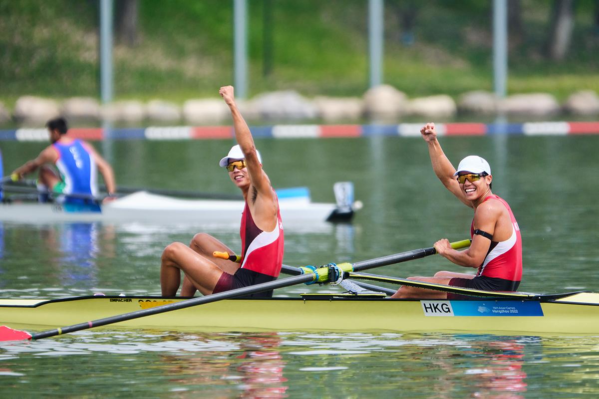 林新棟和王瑋駿在賽艇男子雙人單槳無舵手決賽奪金。(港協暨奧委會提供)
