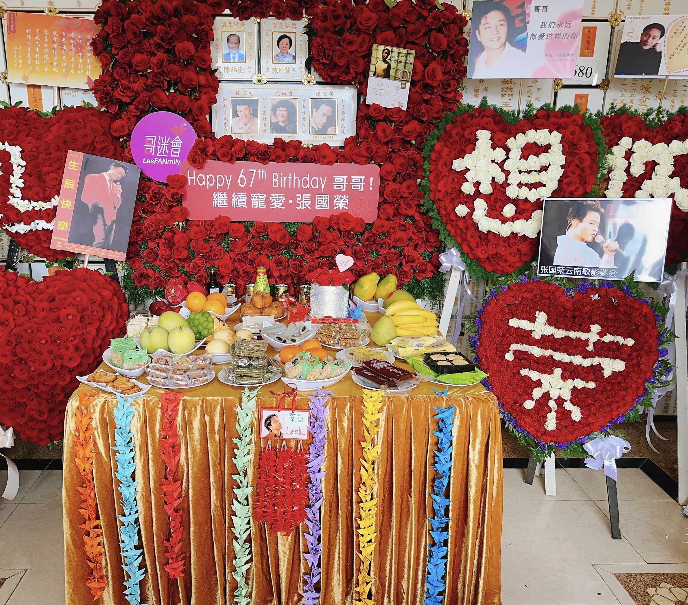 陳太除了帶備哥哥喜愛的食物和水果外,並以哥哥最愛的紅玫瑰作點綴。