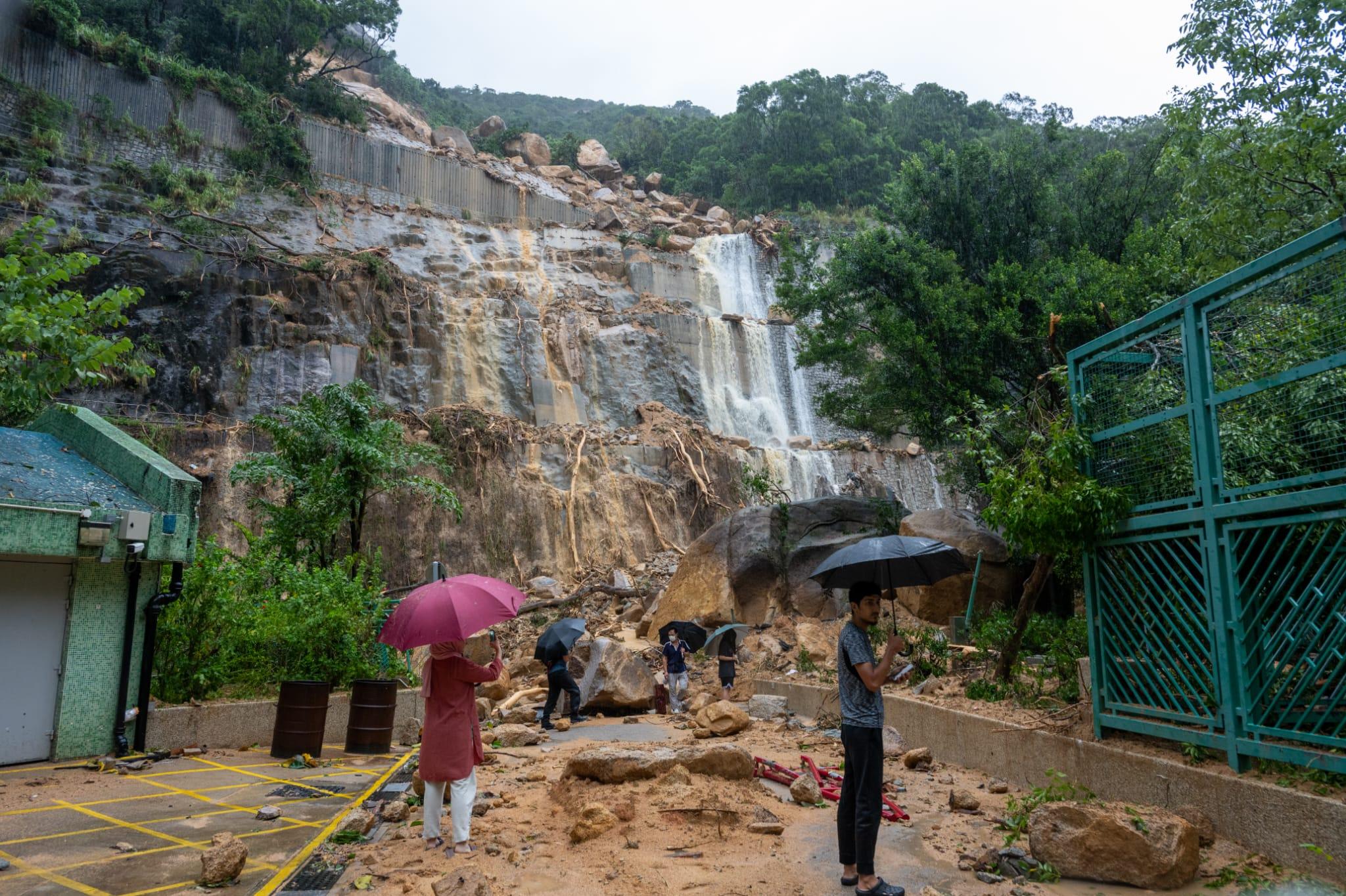 黑雨|當局截至上午8時共接獲7宗山泥傾瀉報告。圖為筲箕灣耀興道有山泥傾瀉。(陳奕釗攝)
