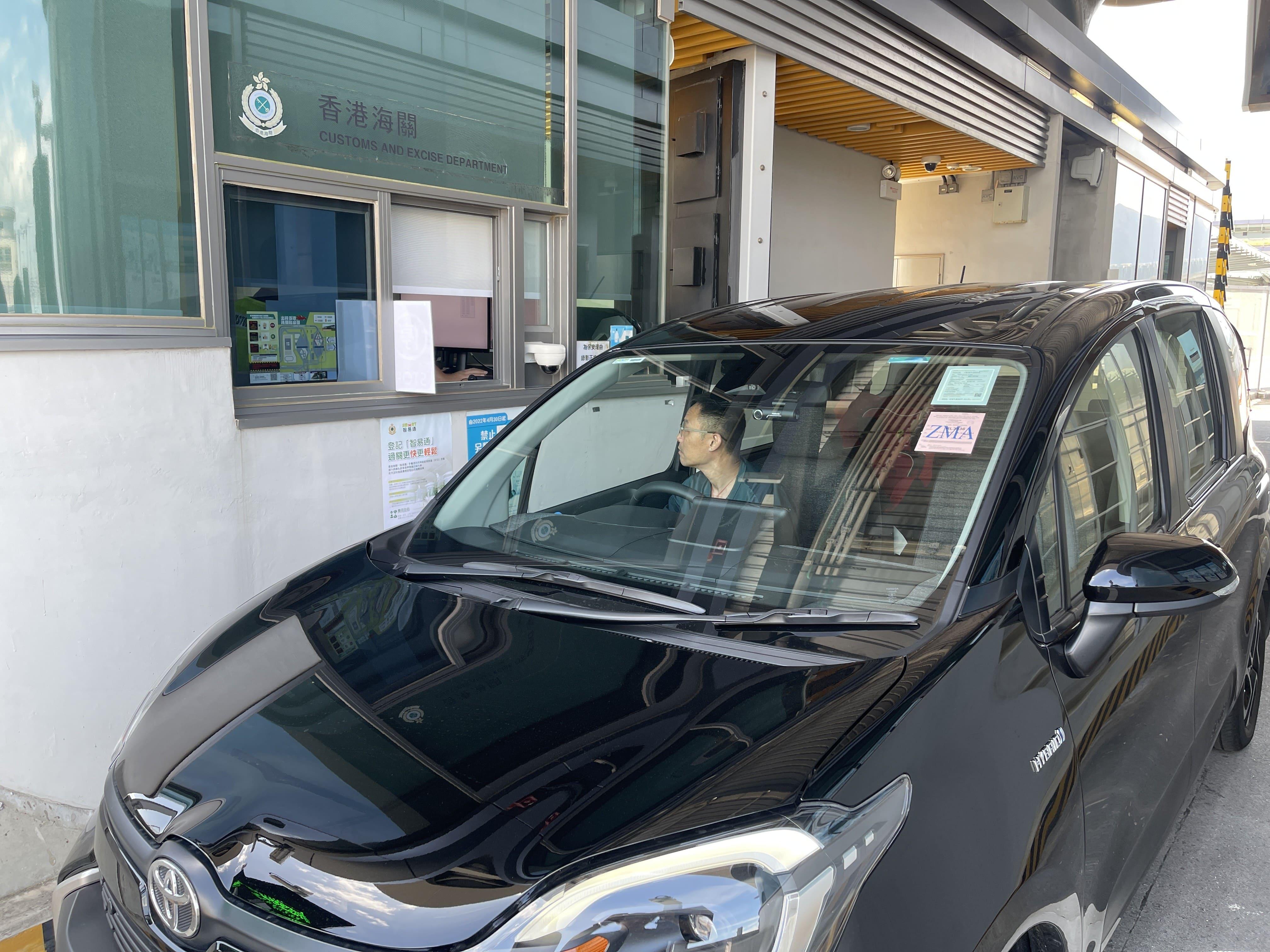 十一國慶|海關加派人手在口岸派發旅客過關錦囊 打擊走私