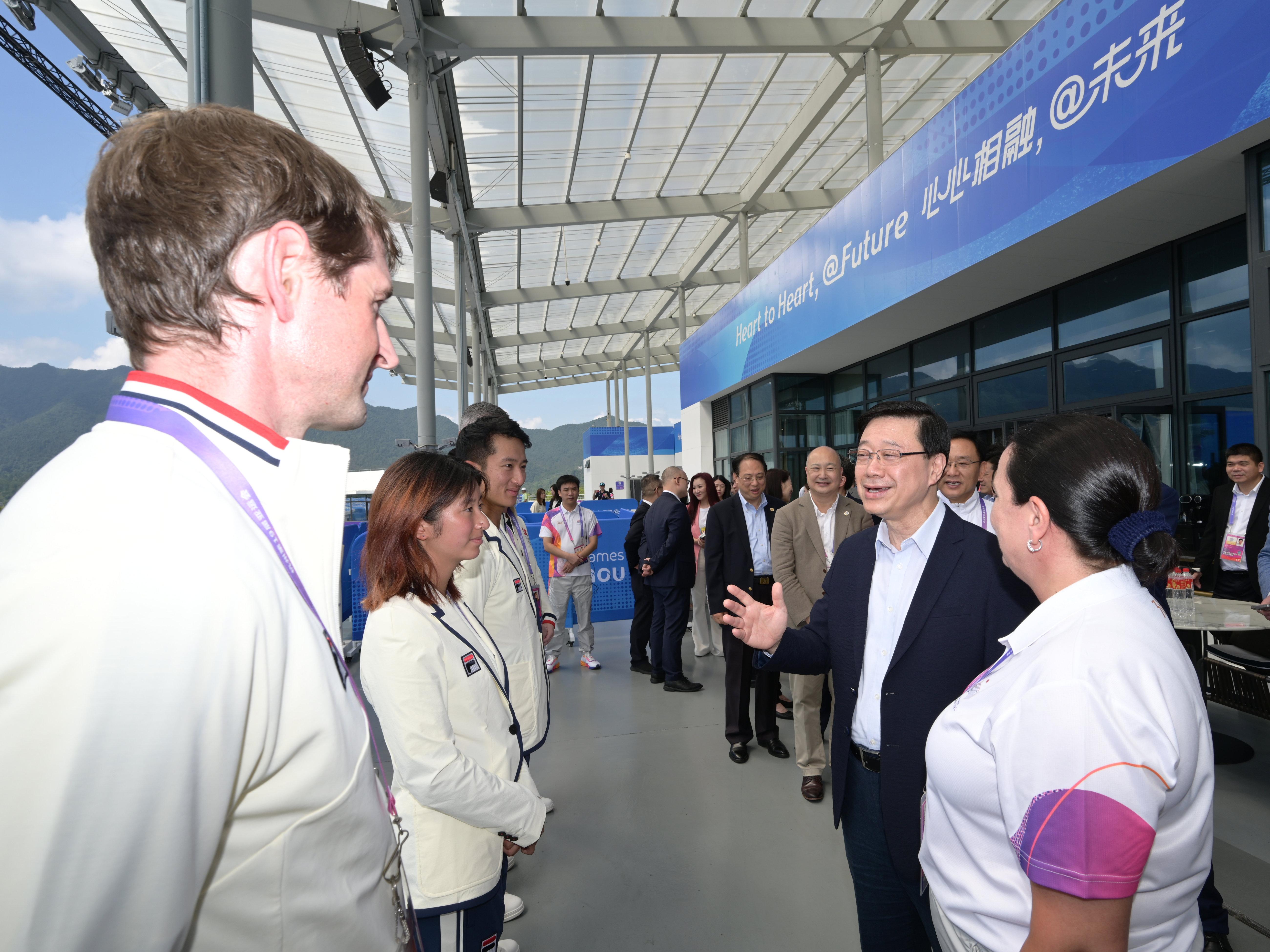 杭州亞運|李家超參觀桐廬馬術中心 指香港是參與者亦是貢獻者