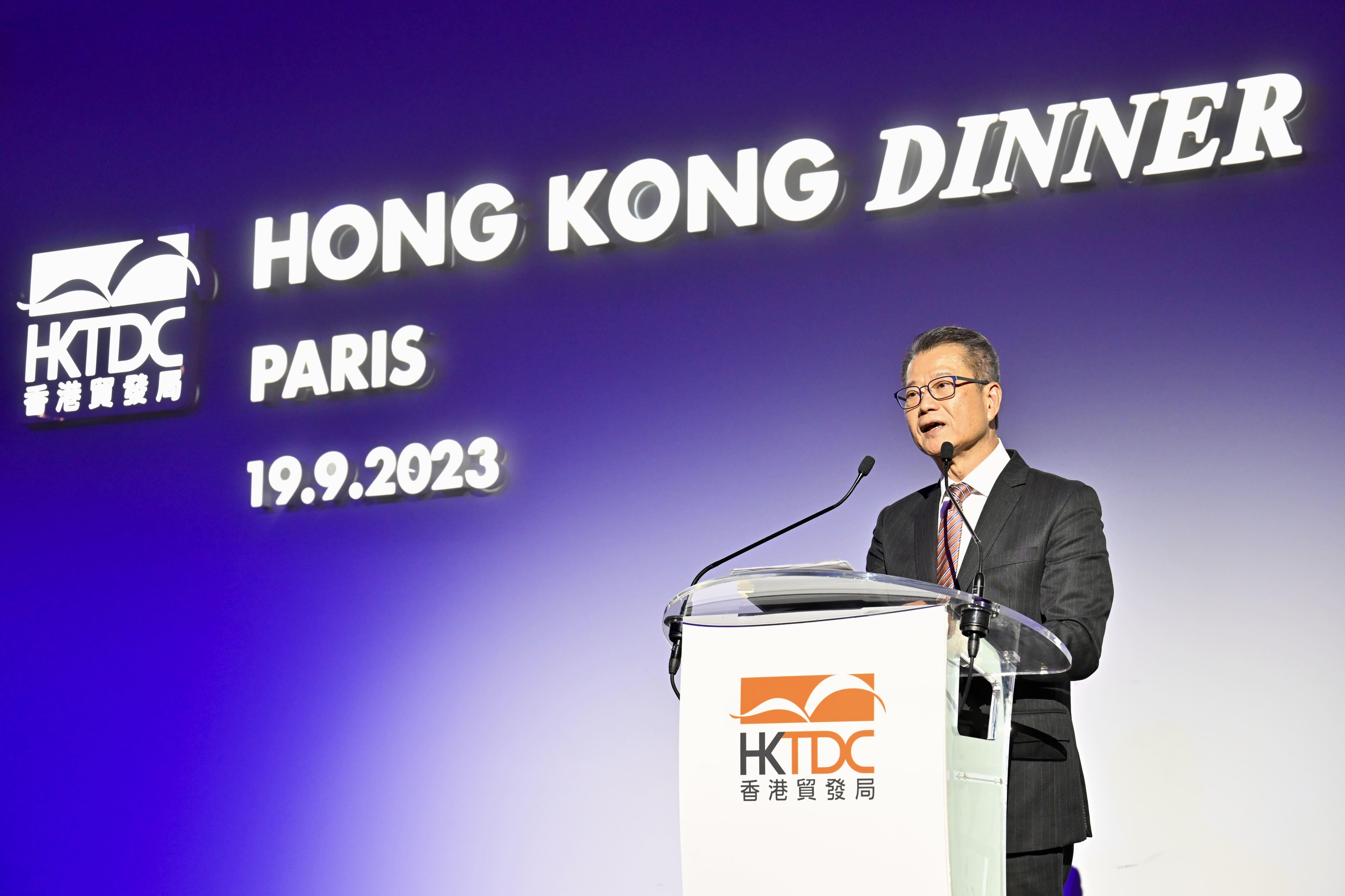 陳茂波在貿發局主辦的巴黎「香港晚宴」上發表演說。(政府新聞處圖片)