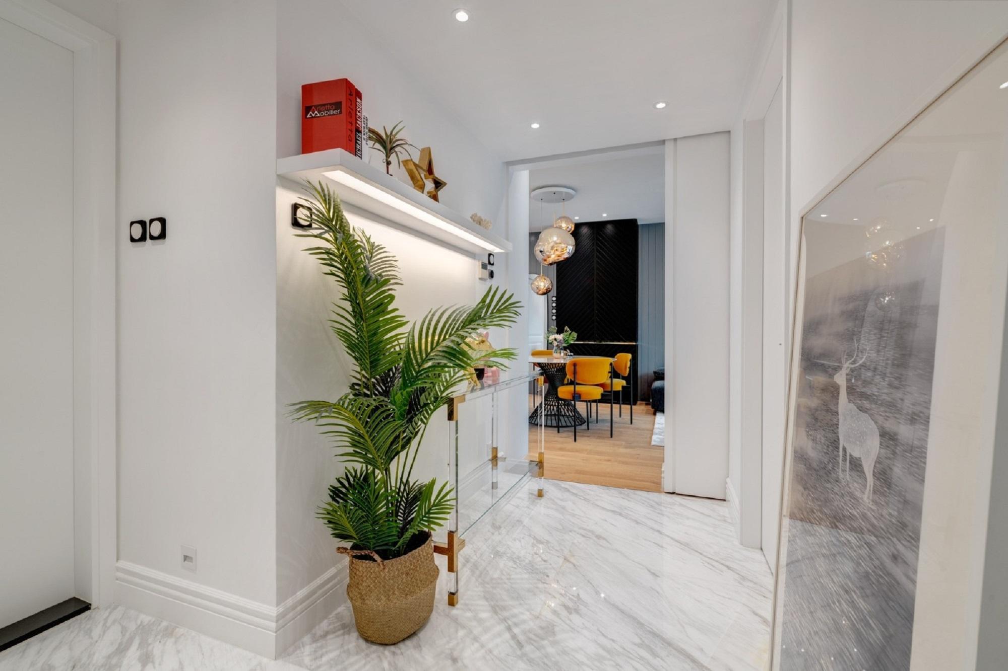 自成一隅的玄關位,將大門口和居家分隔,予人高雅氣派的印象。