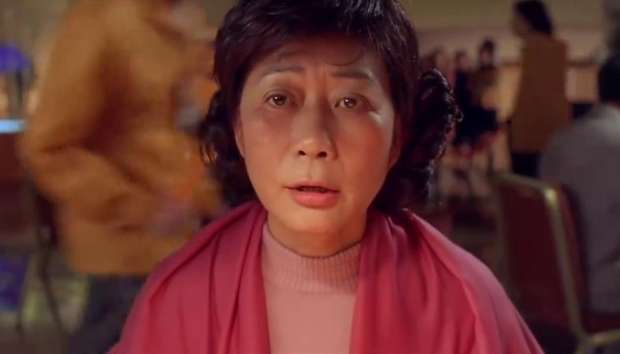 《嚦咕嚦咕新年財》黃文慧飾演的奶奶入木三分。(嚦咕嚦咕新年財截圖)