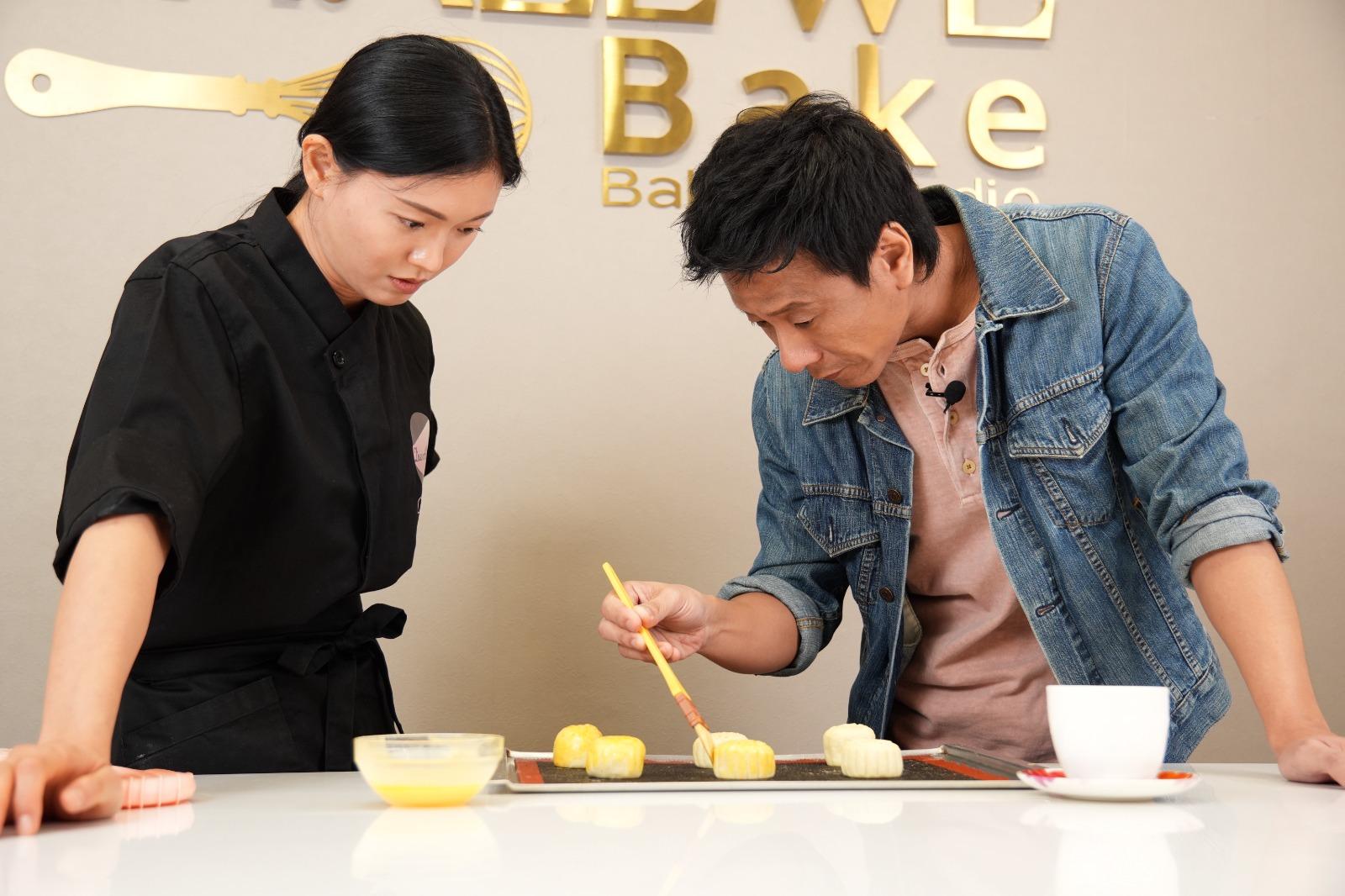 朱栢康製作月餅時有板有眼。