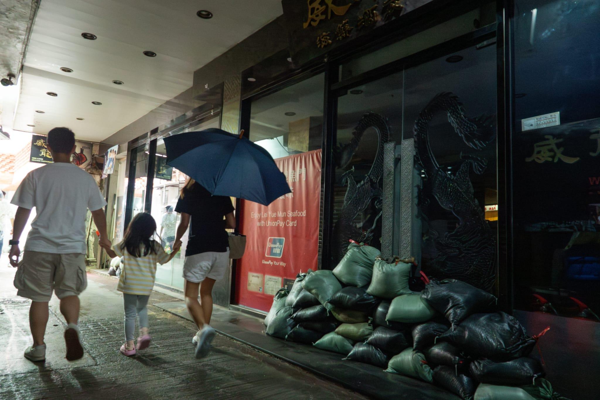 颱風蘇拉|八號風球下鯉魚門三家村的情況。(陳奕釗攝)