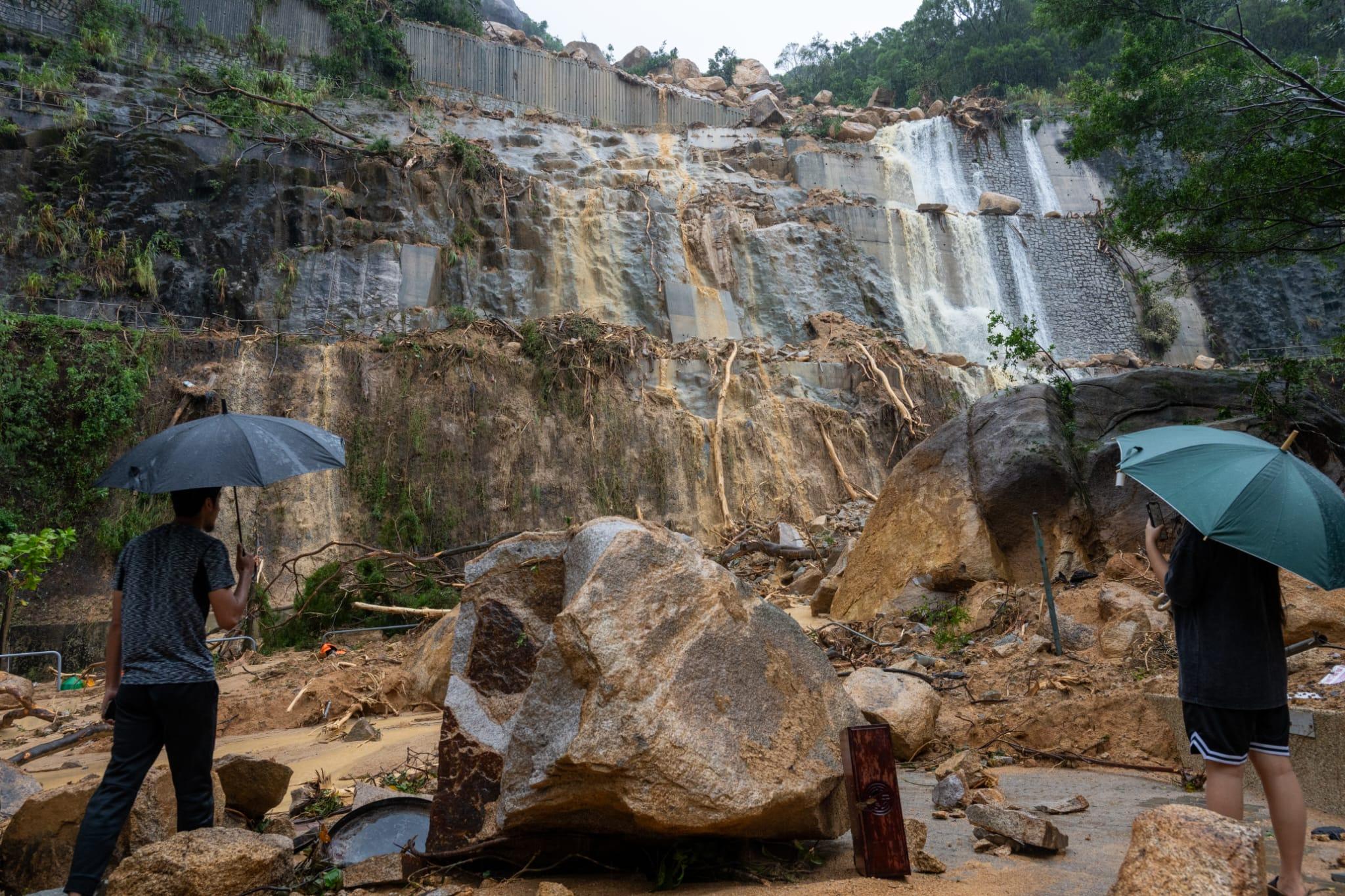 黑雨|當局截至上午8時共接獲7宗山泥傾瀉報告。圖為筲箕灣耀興道有山泥傾瀉。(陳奕釗攝)