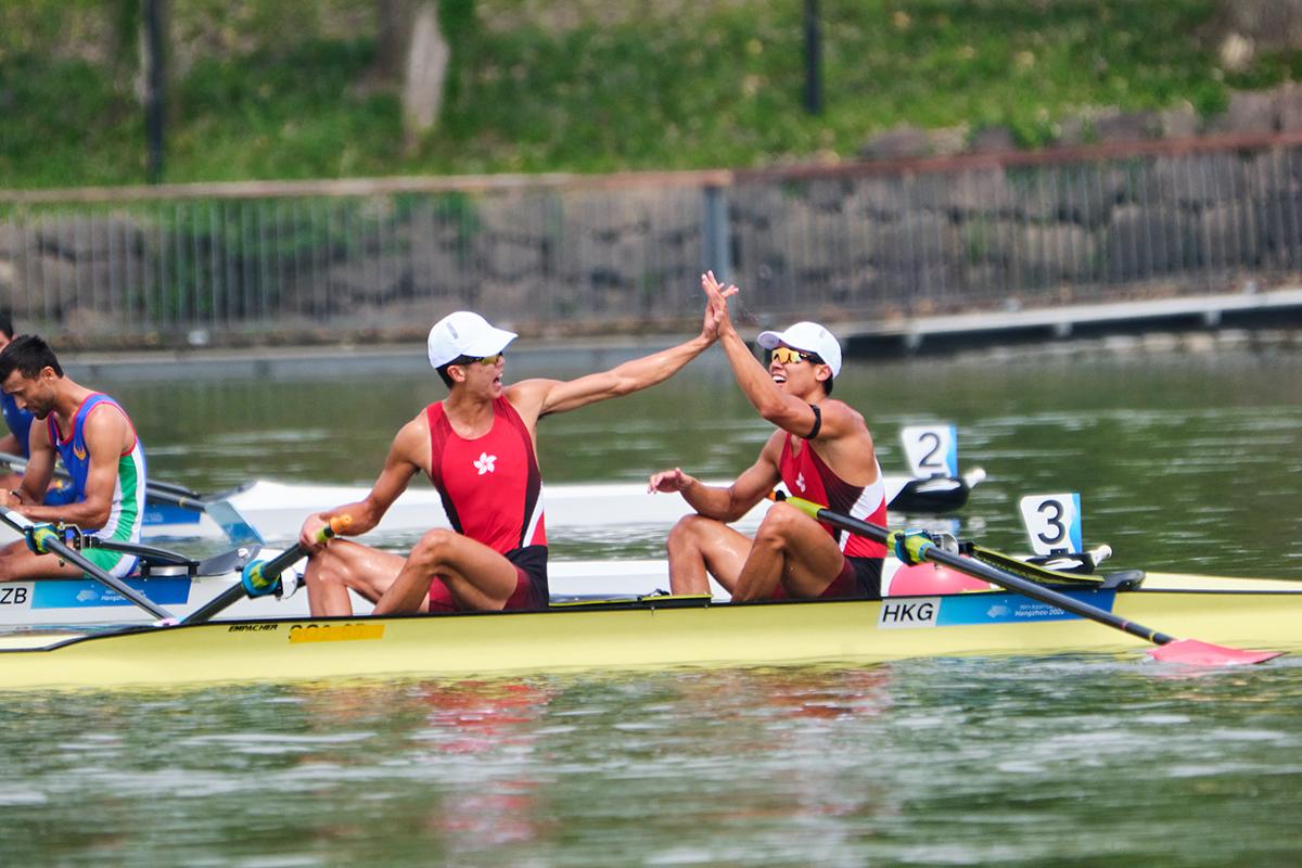林新棟和王瑋駿在賽艇男子雙人單槳無舵手決賽奪金。(港協暨奧委會提供)