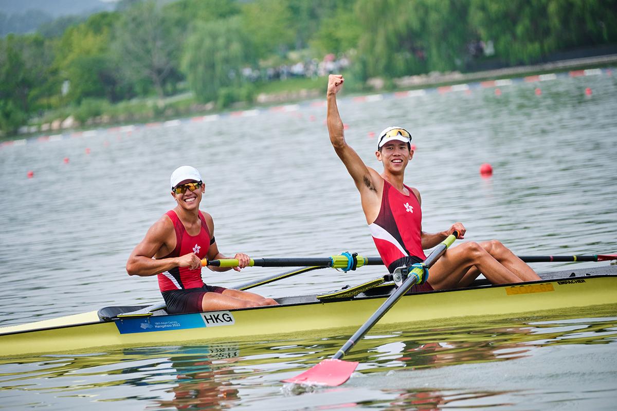 林新棟和王瑋駿在賽艇男子雙人單槳無舵手決賽奪金。(港協暨奧委會提供)