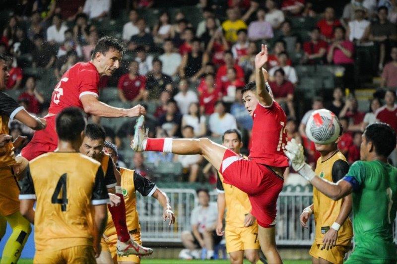 香港足球|香港隊友賽10球狂數文萊,隊長艾里奧角球頭鎚頂入。(李睿哲攝)