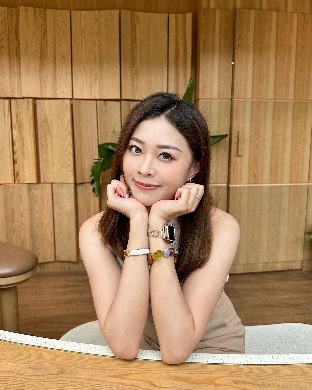 何思懿身高166.5cm,嗜好跳舞、唱歌、畫畫、鋼琴。(何思懿IG)