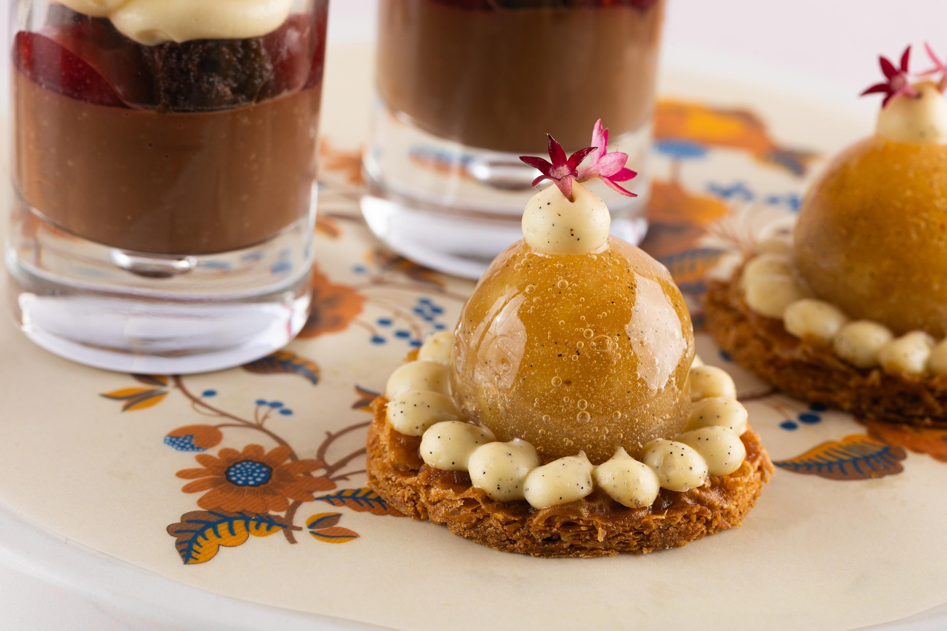 甜點包括卡巴度斯蘋果撻、椰子紅桑子杯、抹茶紅桑子金磚蛋糕及番石榴乳酪手袋蛋糕。