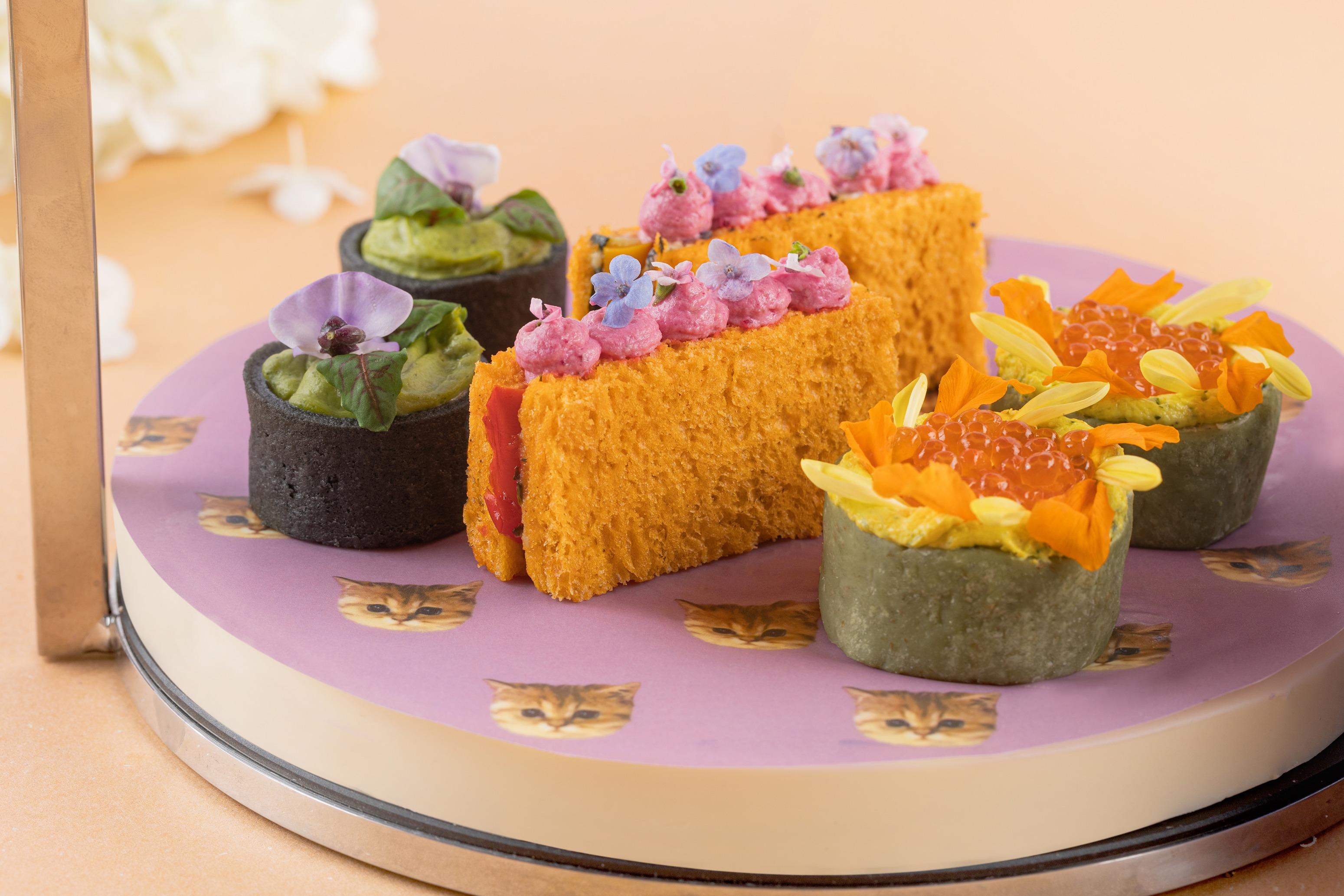 鹹點包括煙三文魚卷、烤雜菜三文治及龍蝦沙律餡餅。