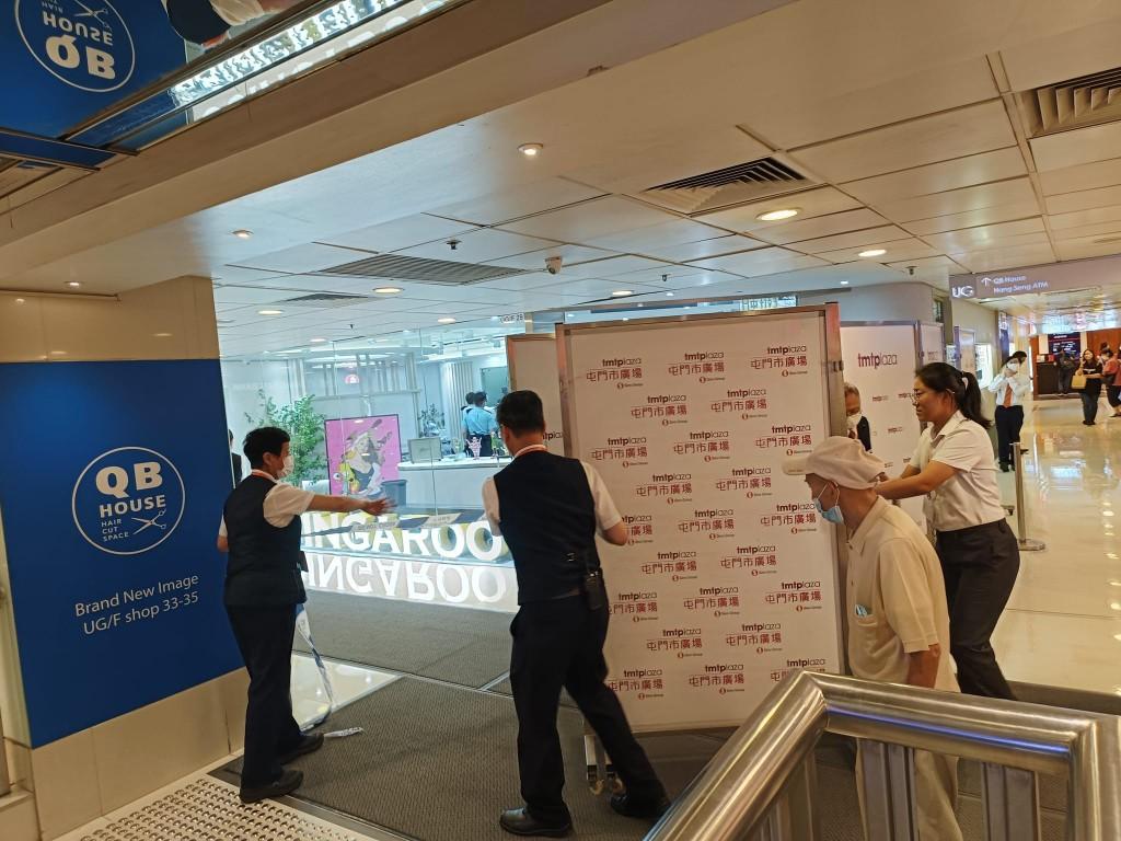 警員在Coingaroo位於屯門市廣場的店舖搜查。(網上圖片)