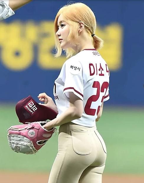 曾為南韓棒球隊任開球禮嘉賓。